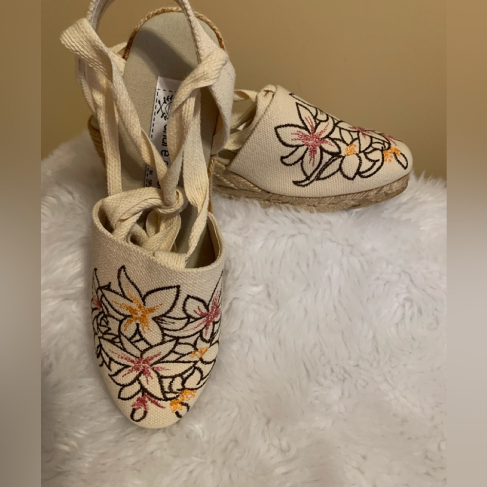 ANDRE ASSOUS ladies Size 7 creme’ woven wedge embroided espadrilles VVGUC